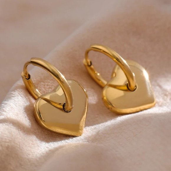 NEW 18K Gold Plated Heart Hoop Earrings - Picture 1 of 7